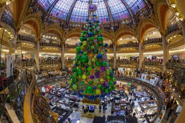 Paris, Fransa, üzerinde 26 Ekim 2018. Ana ticaret kat yeni yıl mobilya Galeries Lafayette Shop. Balık-gözü görünümü
