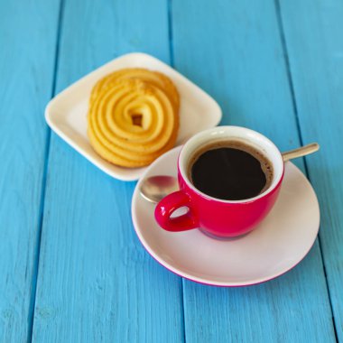 Espresso kahve parlak pembe porselen fincan ve bir tabak kurabiye