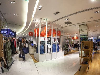 Paris, Fransa, üzerinde 26 Ekim 2018. Galeries Lafayette mağazası ana ticaret kat. Balık-gözü görünümü