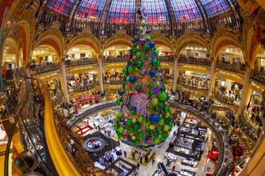 Paris, Fransa, üzerinde 26 Ekim 2018. Ana ticaret kat yeni yıl mobilya Galeries Lafayette Shop. Balık-gözü görünümü