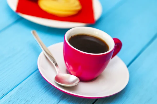 Espresso Kahve Parlak Pembe Porselen Fincan Bir Tabak Kurabiye — Stok fotoğraf