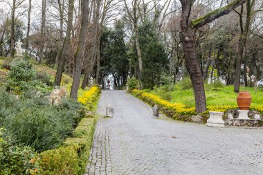 Roma, İtalya, 7 Mart 2017. pitoresk caddenin Vatikan bahçeleri