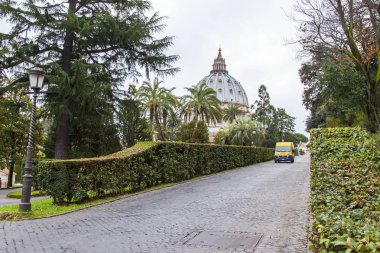 Roma, İtalya, 7 Mart 2017. pitoresk caddenin Vatikan bahçeleri