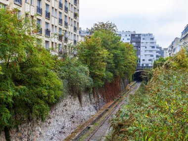 Paris, Fransa, üzerinde 26 Ekim 2018. Terk edilmiş yüzük demiryolu (fr. la ceinture petite sitesi) 