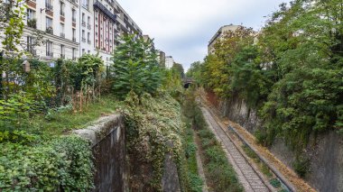 Paris, Fransa, üzerinde 26 Ekim 2018. Terk edilmiş yüzük demiryolu (fr. la ceinture petite sitesi) 