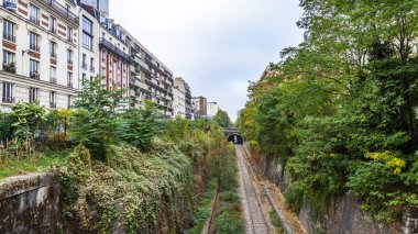 Paris, Fransa, üzerinde 26 Ekim 2018. Terk edilmiş yüzük demiryolu (fr. la ceinture petite sitesi) 