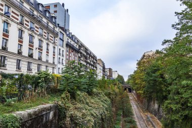 Paris, Fransa, üzerinde 26 Ekim 2018. Terk edilmiş yüzük demiryolu (fr. la ceinture petite sitesi) 