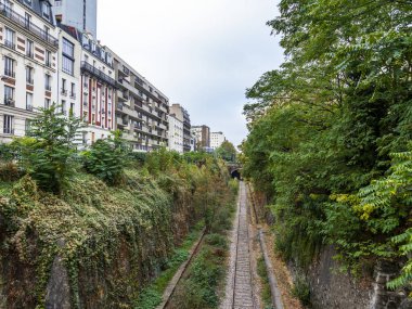 Paris, Fransa, üzerinde 26 Ekim 2018. Terk edilmiş yüzük demiryolu (fr. la ceinture petite sitesi) 