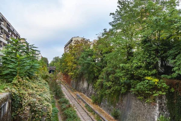 Paris, Fransa, üzerinde 26 Ekim 2018. Terk edilmiş yüzük demiryolu (fr. la ceinture petite sitesi) 