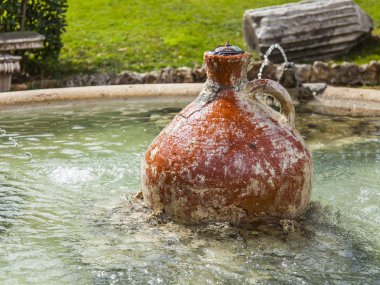 Roma, İtalya, 2017. Vatikan bahçeleri topraklarının antik Çeşme