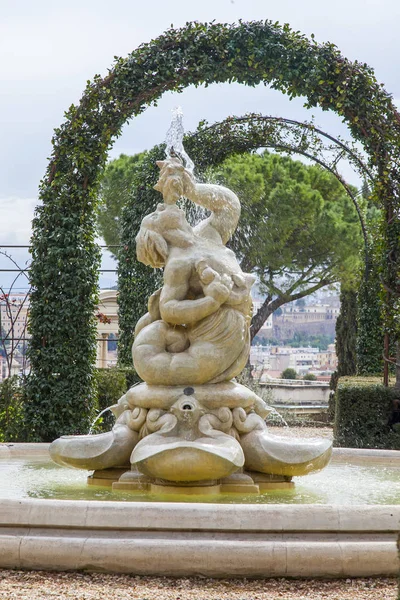 ローマ イタリア 2017 バチカン庭園の地域で古代の泉 — ストック写真