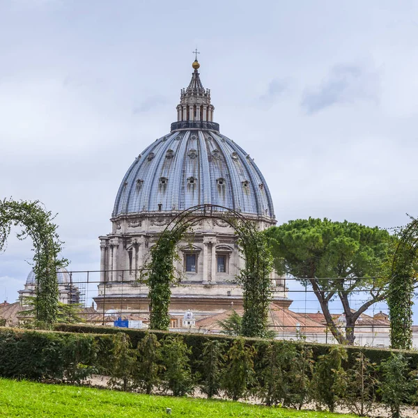 ローマ イタリア 2017 一見ヴァチカン庭園からサン ピエトロ大聖堂のドーム — ストック写真