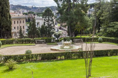 Roma, İtalya, 7 Mart 2017. Vatikan bahçeleri topraklarının antik Çeşme