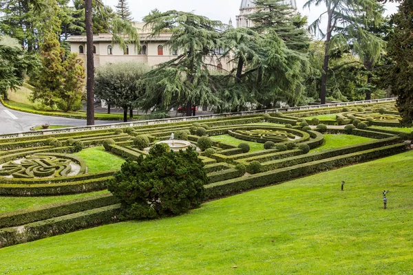 ローマ イタリア 2017 春にヴァチカン庭園の美しい花壇 — ストック写真