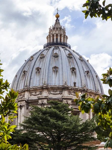 ローマ イタリア 2017 ヴァチカン庭園からサン ピエトロ大聖堂のドームの眺め — ストック写真