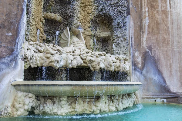 Roma, İtalya, 7 Mart 2017. Vatikan bahçeleri topraklarının antik Çeşme