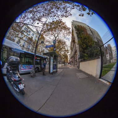 Paris, Fransa, üzerinde 26 Ekim 2018. Tipik şehir tarihi ile sokak bina. Balık-gözü görünümü