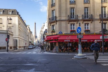 Paris, Fransa, üzerinde 26 Ekim 2018. Şehir Mimarlık ve Eyfel Kulesi (fr. tour Eiffel) uzaktan. 