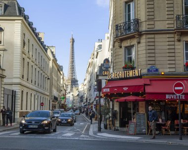 Paris, Fransa, üzerinde 26 Ekim 2018. Şehir Mimarlık ve Eyfel Kulesi (fr. tour Eiffel) uzaktan. 