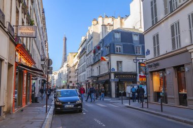 Paris, Fransa, üzerinde 26 Ekim 2018. Şehir Mimarlık ve Eyfel Kulesi (fr. tour Eiffel) uzaktan. 