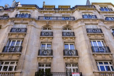 Paris, Fransa, üzerinde 26 Ekim 2018. Tarihi bina cephe tipik mimari detaylar 