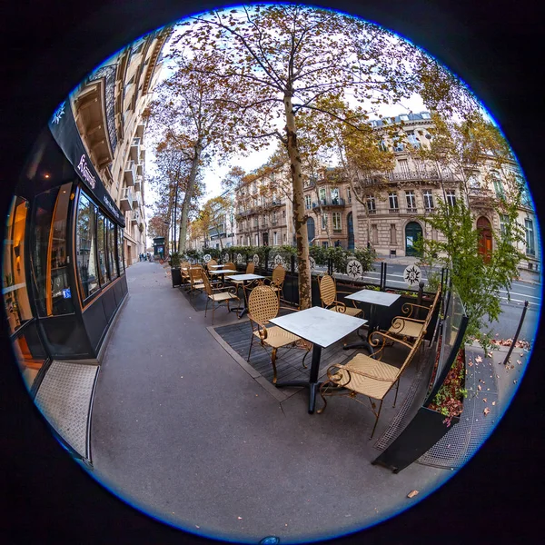 2018年10月29日 法国巴黎 城市景观 人行道上的传统咖啡馆的小桌子 鱼眼景观 — 图库照片