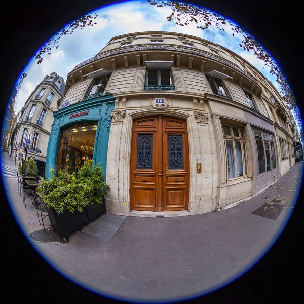 2018年10月26日 法国巴黎 典型的城市街道与历史大厦 鱼眼景观 — 图库照片