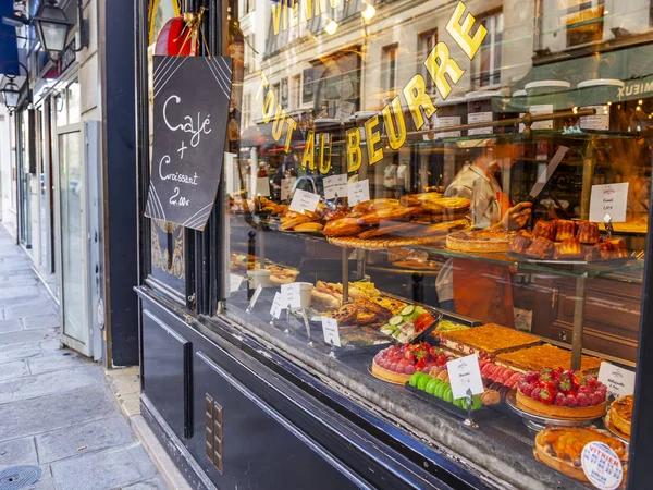 フランス 2018 ロールパン クロワッサン ケーキなどが表示されますショップの美しいショー ウィンドウ — ストック写真
