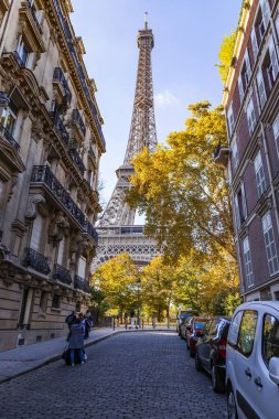 Paris, Fransa, üzerinde 26 Ekim 2018. İnsanlar Eyfel Kulesi (fr. tour Eiffel) alt kısmında yürümek. Balık-gözü görünümü
