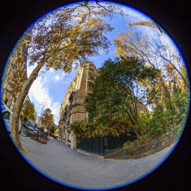 Paris, Fransa, üzerinde 26 Ekim 2018. İnsanlar Eyfel Kulesi (fr. tour Eiffel) alt kısmında yürümek. Balık-gözü görünümü