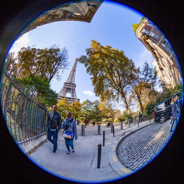 París Francia Octubre 2018 Gente Camina Parte Inferior Torre Eiffel —  Fotos de Stock