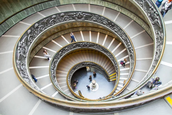 2017年3月7日 意大利罗马 人们在梵蒂冈博物馆大楼里独特的风景如画的螺旋楼梯上走 — 图库照片