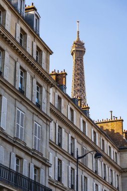 Paris, Fransa, üzerinde 26 Ekim 2018. Şehir Mimarlık ve Eyfel Kulesi (fr. tour Eiffel) uzaktan. 