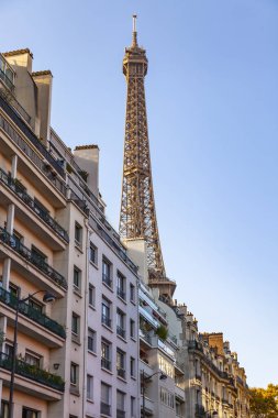 Paris, Fransa, üzerinde 26 Ekim 2018. Şehir Mimarlık ve Eyfel Kulesi (fr. tour Eiffel) uzaktan. 