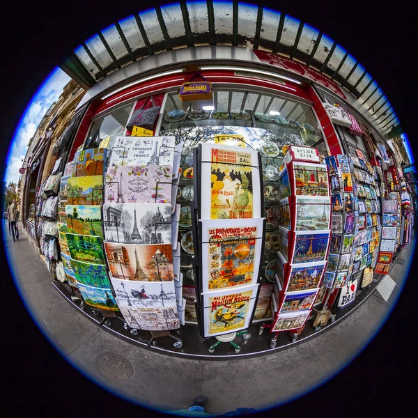 2018年10月26日 法国巴黎 城市景观 纪念品商店的橱窗 鱼眼景观 — 图库照片