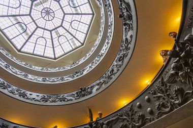 Roma, İtalya, 7 Mart 2017. İnsanlar benzersiz pitoresk döner merdiven Vatican Museums binasında devam et 
