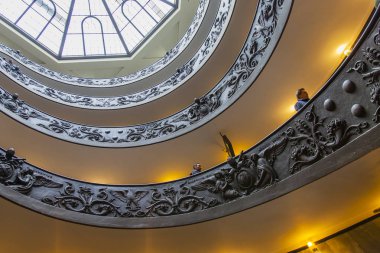 Roma, İtalya, 7 Mart 2017. İnsanlar benzersiz pitoresk döner merdiven Vatican Museums binasında devam et 