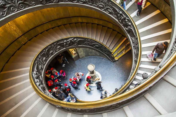 Řím Itálie Března 2017 Lidé Jdou Jedinečné Malebné Točité Schodiště — Stock fotografie