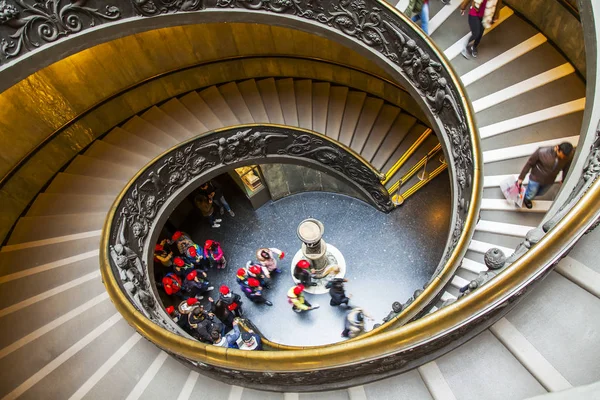 Roma Italia Marzo 2017 Gente Sale Una Pittoresca Scala Chiocciola — Foto Stock