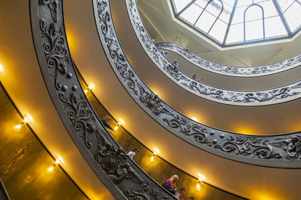 Rome Itália Março 2017 Pessoas Vão Uma Escadaria Espiral Pitoresca — Fotografia de Stock