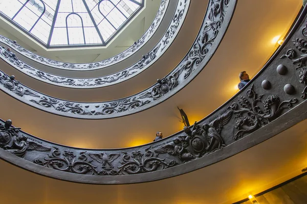 Rome Itália Março 2017 Pessoas Vão Uma Escadaria Espiral Pitoresca — Fotografia de Stock