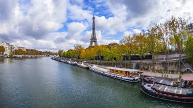 Tarih 23 Ekim 2018, Paris, Fransa. Seine Nehri, dolgu ve Eyfel Kulesi (fr. tour Eiffel) 