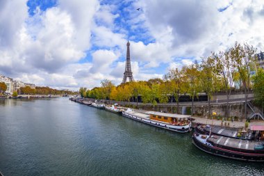Tarih 23 Ekim 2018, Paris, Fransa. Seine Nehri, dolgu ve Eyfel Kulesi (fr. tour Eiffel) 