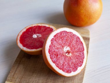 Bir tablo üzerinde olgunlaşmış taze greyfurt