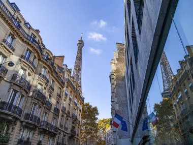 Paris, Fransa, üzerinde 26 Ekim 2018. Pitoresk kent sokak ve Eyfel Kulesi (fr. tour Eiffel) mesafe. Balık-gözü görünümü