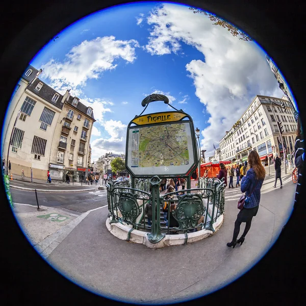 フランス 2018 都市の眺め 地下鉄への入り口の典型的なデザイン 魚眼ビュー — ストック写真
