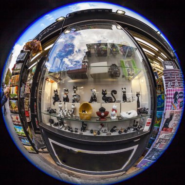 Paris, Fransa, üzerinde 26 Ekim 2018. Kentsel görünümü. Gösteri-pencerenin, Hediyelik eşya dükkanı. Balık-gözü görünümü