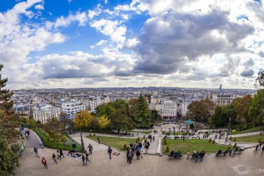 Paris, Fransa, üzerinde 26 Ekim 2018. Montmartre Tepesi açılış şehir panoraması. Turistler bir manzarayı. Balık-gözü görünümü
