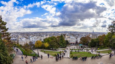 Paris, Fransa, üzerinde 26 Ekim 2018. Montmartre Tepesi açılış şehir panoraması. Turistler bir manzarayı. Balık-gözü görünümü
