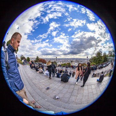 Paris, Fransa, üzerinde 26 Ekim 2018. Montmartre Tepesi açılış şehir panoraması. Turistler bir manzarayı. Balık-gözü görünümü